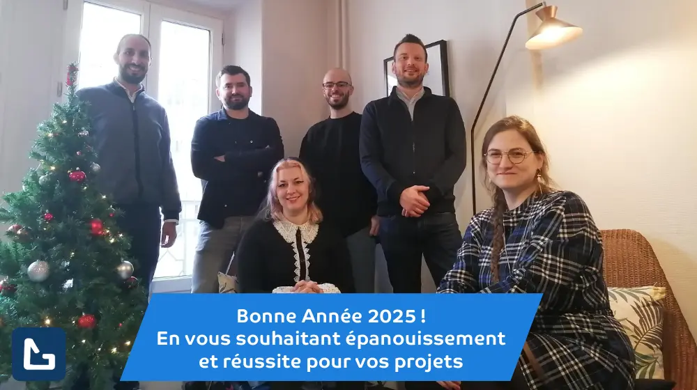 Photo de l'équipe MG mobile dans les locaux de l'entreprise après le déjeuné d'équipe en décembre 2024 pour fêter l'année 2025 